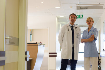 Obraz premium Doctor and nurse standing in hallway