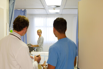 Obraz premium Doctors standing in hospital room