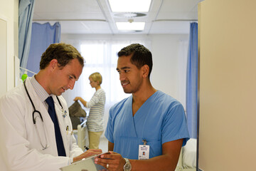 Obraz premium Doctors standing in hospital room