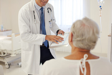 Obraz premium Doctor talking to older patient in hospital
