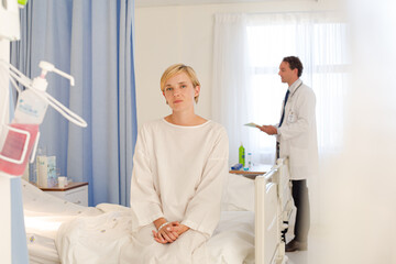 Obraz premium Patient wearing gown on hospital bed