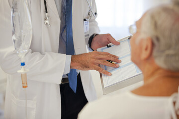 Obraz premium Doctor talking to older patient in hospital