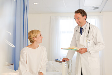 Obraz premium Doctor talking with patient in hospital room