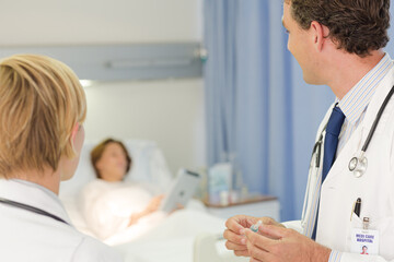 Obraz premium Doctor checking syringe in hospital room