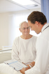 Obraz premium Doctor talking to older patient in hospital