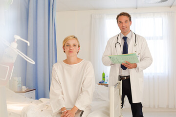 Obraz premium Doctor talking with patient in hospital room