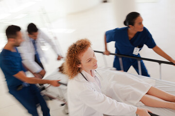Obraz premium Hospital staff rushing patient to hospital room