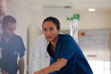 Obraz premium Hospital staff rushing patient to hospital room