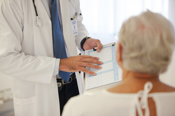 Obraz premium Doctor talking to older patient in hospital