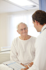 Obraz premium Doctor talking to older patient in hospital