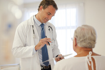 Obraz premium Doctor talking to older patient in hospital
