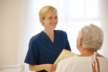 Obraz premium Nurse talking with older patient in hospital