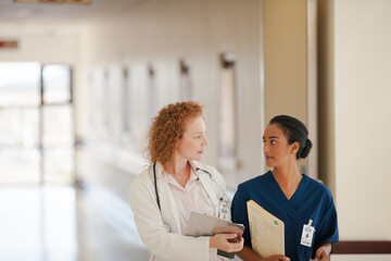 Obraz premium Nurse and doctor talking in hospital