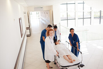 Obraz premium Hospital staff rushing patient to hospital room