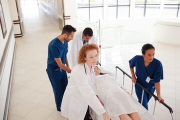 Obraz premium Hospital staff rushing patient to hospital room