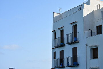 Edificio junto al cielo azul