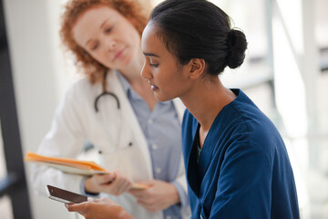 Obraz premium Doctor and nurse talking in hospital hallway