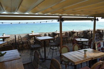 Restaurante costero con sillas y mesas