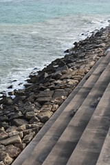 Fototapeta premium Escaleras y rocas junto al mar