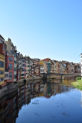 Fototapeta na wymiar Puente en un rio con edificios de colores