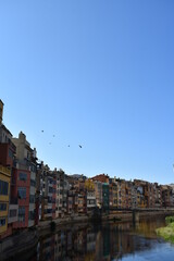 Puente en un rio con edificios de colores