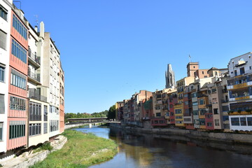 Puente en un rio con edificios
