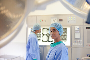 Obraz premium Surgeon standing in operating room