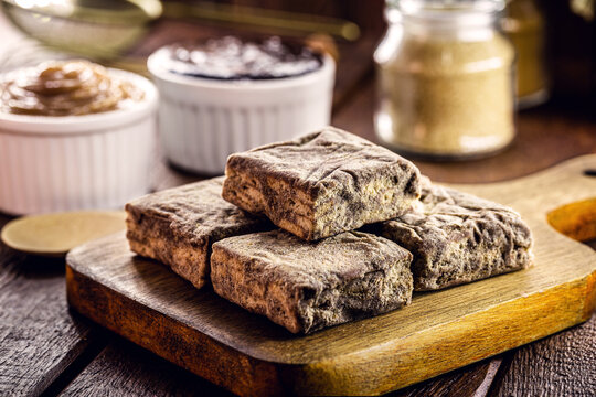 Brazilian sweet called "Italian straw", made with chocolate, cornstarch cookies, dulce de leche, cocoa and sugar.