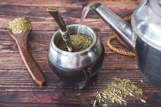 tradicional bebida caliente argentina llamada mate