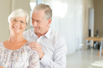 Obraz na płótnie Canvas Older couple smiling together indoors