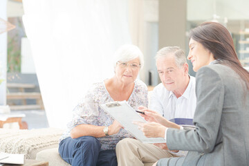 Obraz premium Financial advisor talking to couple on sofa