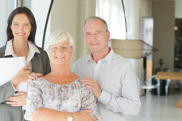 Obraz premium Financial advisor posing with clients