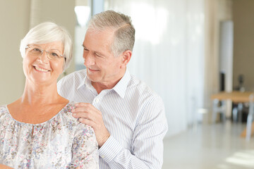 Obraz premium Older couple smiling together indoors