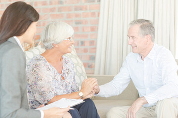 Obraz premium Financial advisor talking to couple on sofa