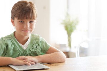 Naklejka premium Girl with tablet computer, smiling
