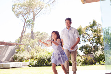 Naklejka premium Father and daughter playing outdoors
