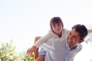 Obraz premium Father and daughter hugging outdoors