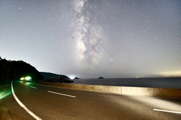 立ち昇る天の川銀河、夏の大三角形