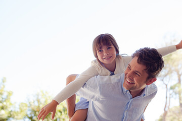 Obraz premium Father and daughter hugging outdoors