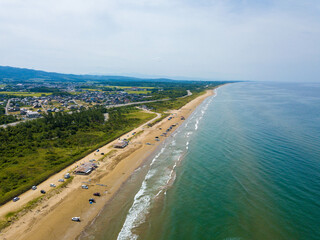 石川県羽咋市千里浜町のなぎさドライブウェイをドローンで撮影した空撮写真 Aerial photo of Nagisa Driveway in Chirihama-cho, Hakui, Ishikawa Prefecture, taken with a drone. 