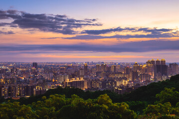 Obraz premium view over taoyuan city from hutou mountain in taiwan at night