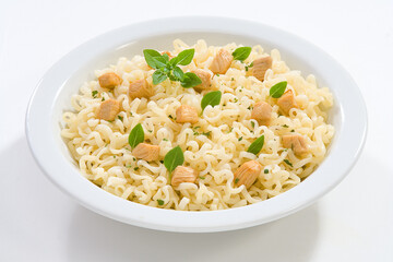 Macarrão instantâneo com pedaços de frango e folhas de manjericão no fundo branco para recorte.