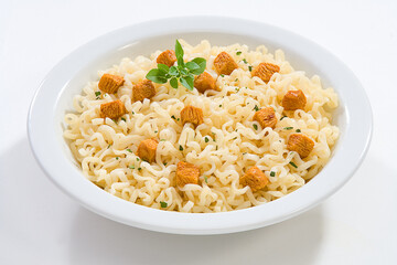 Macarrão instantâneo com pedaços de frango e manjericão no fundo branco para recorte.