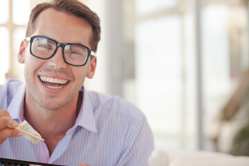 Obraz premium Businessman eating sushi in office