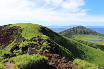 杵島岳から望む烏帽子岳と草千里