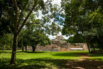 Estructuras en zona arqueológica, ciudad maya de Uxmal, Yucatán, México
