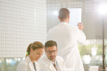Obraz premium Doctors working at laptop and examining transparency