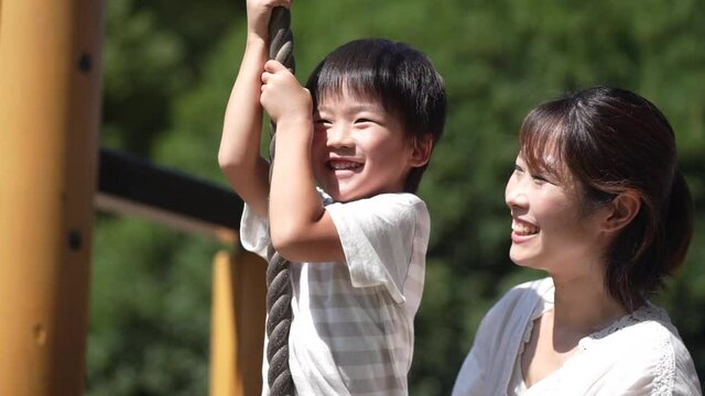 ターザンロープで遊ぶ親子