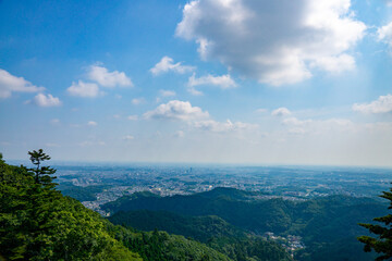 高尾山駅からの絶景　夏の自然風景　東京都心