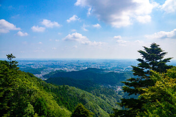 高尾山駅からの絶景　夏の自然風景
